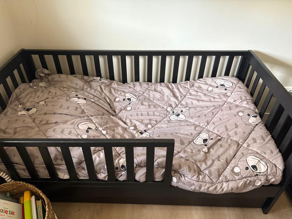 Zwart kinderbed petit amelie peuterbed, Ophalen, Gebruikt, 70 tot 85 cm, Lattenbodem