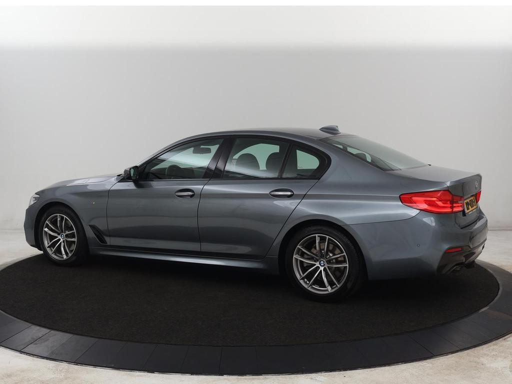 BMW 5-serie 520i M Sport | Alcantara | Sfeerverlichting | Tr, Automaat, 1998 cc, Achterwielaandrijving, Gebruikt