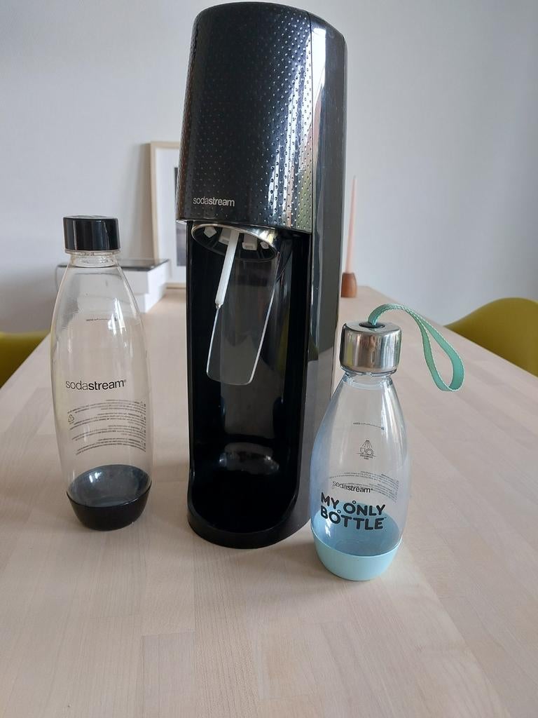 Sodastream met 2 flessen en CO2-cilinder, Ophalen of Verzenden, Zo goed als nieuw