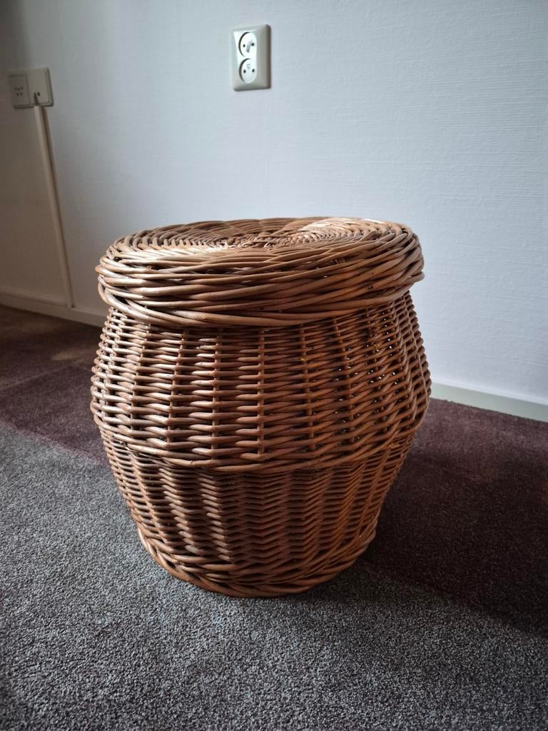 Rieten mand met deksel, Huis en Inrichting, Woonaccessoires | Schalen en Manden, Ophalen, Zo goed als nieuw, Rond, Riet
