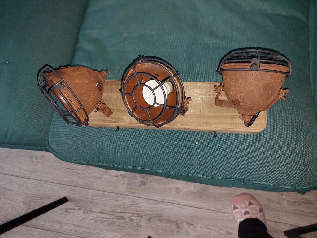 Industriële Wandlamp met 3 Spots - Roestbruin Metaal & Hout, Huis en Inrichting, Lampen | Hanglampen, Gebruikt, Ophalen of Verzenden