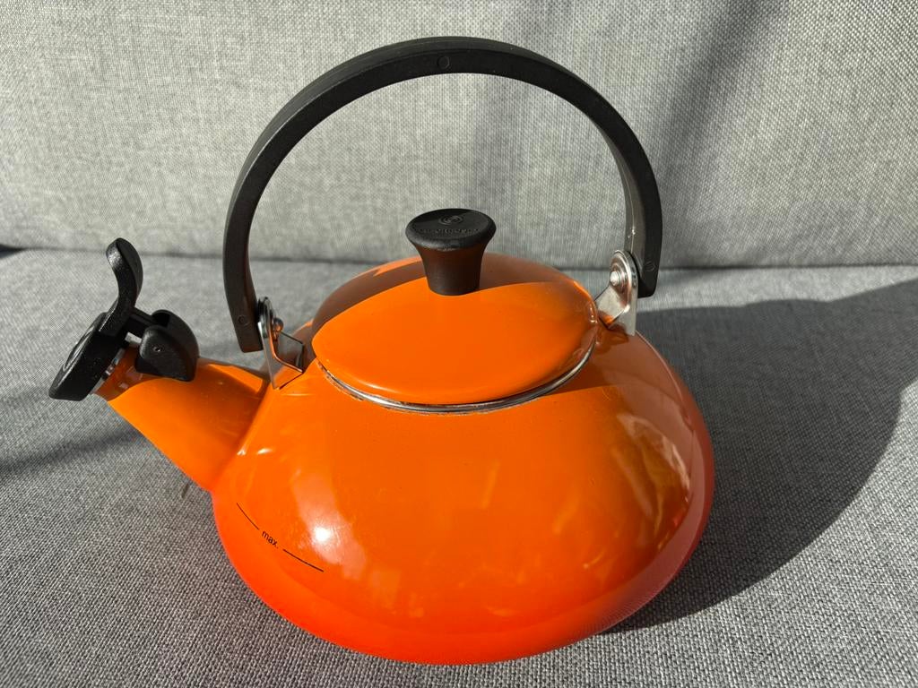 Prachtige Le Creuset Zen Fluitketel 1,5 liter Oranjerood, 2 liter of meer, Ophalen of Verzenden, Zo goed als nieuw