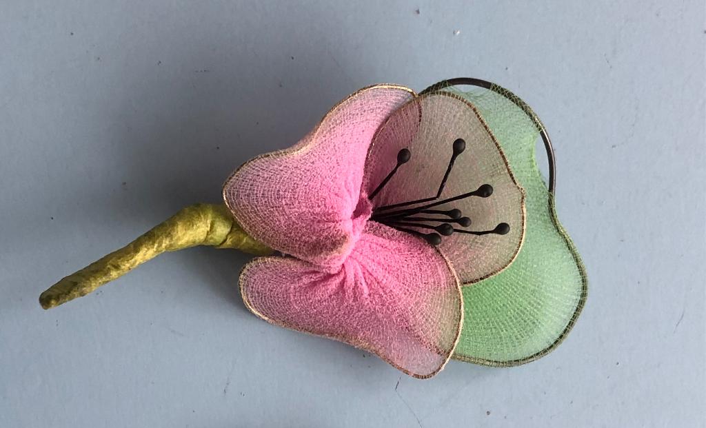 Oude broche bloem stof kleuren groen rose wit, Ophalen, Gebruikt, Overige materialen
