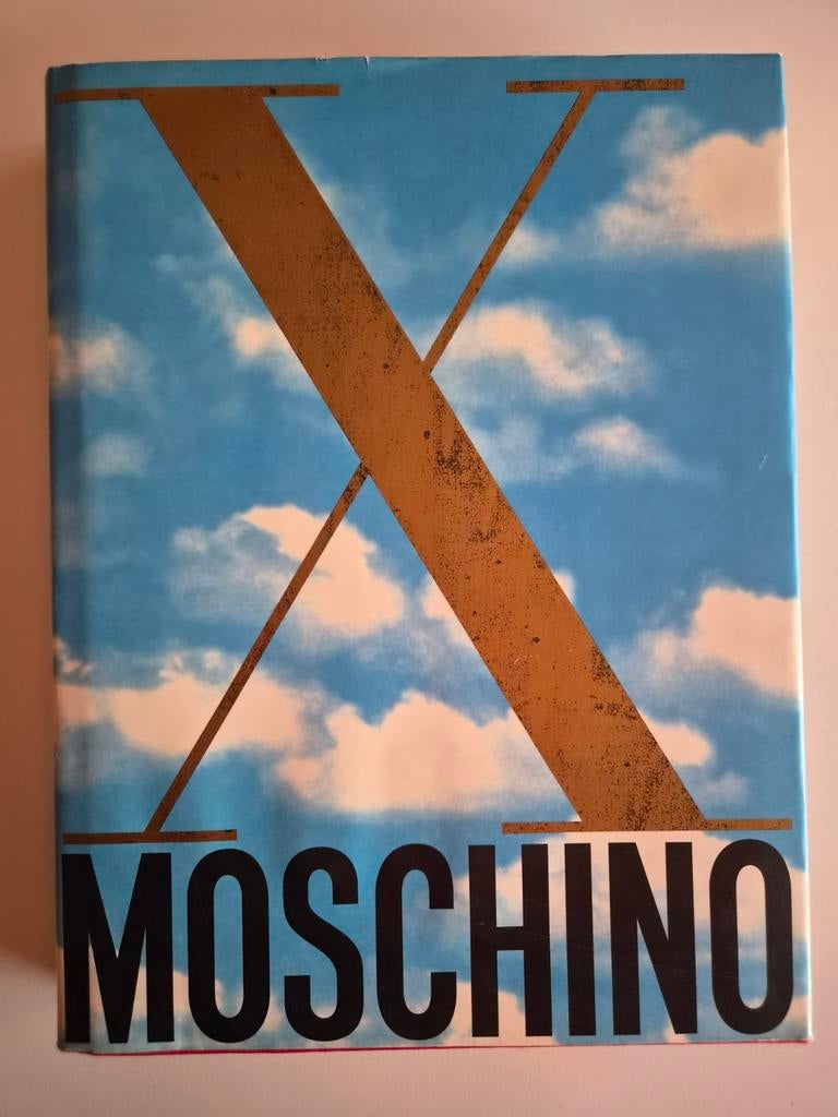 Moschino X Anni Di Kaos! 1983-1993 boek, Boeken, Mode, Gelezen, Mode algemeen, Ophalen of Verzenden