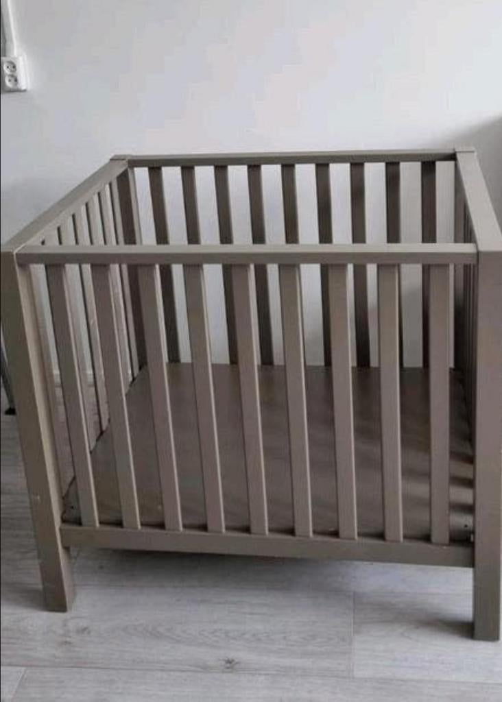 Babybox met 2 Babymatjes  en de bodem verstelbaar in hoogtes, Kinderen en Baby's, Boxen, Ophalen of Verzenden, Gebruikt, Vierkant