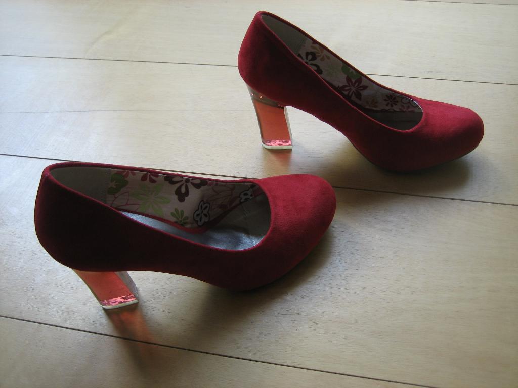 Wow! Rood suede pumps met prachtige hak STUDIO 38 snazzeys, Studio pumps, Pumps, Verzenden, Nieuw