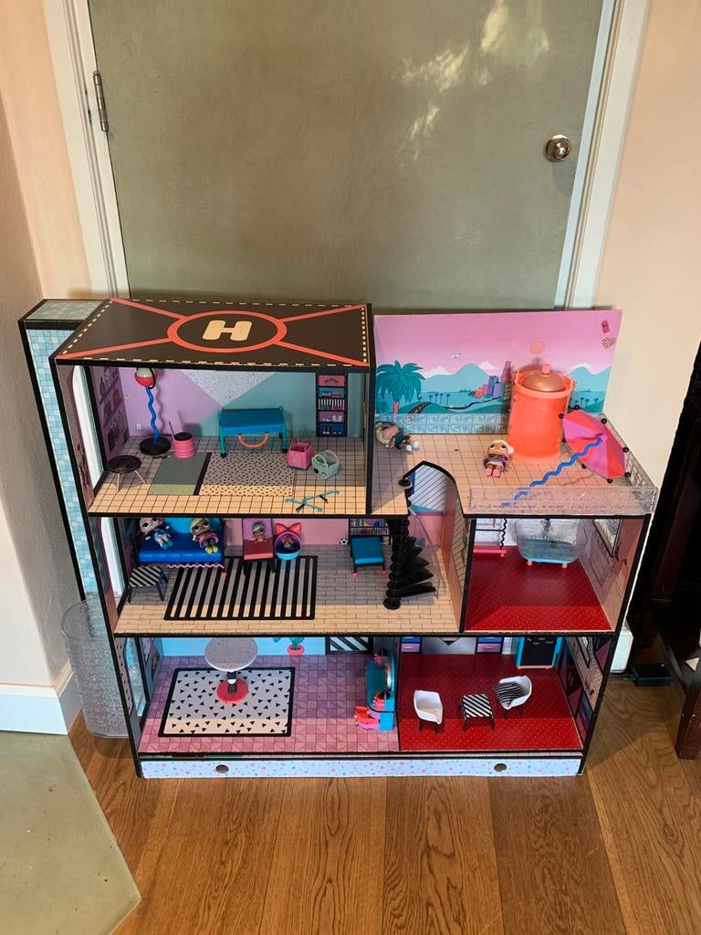Groot LOL poppenhuis met zwembad en lift, Ophalen, Gebruikt, Poppenhuis