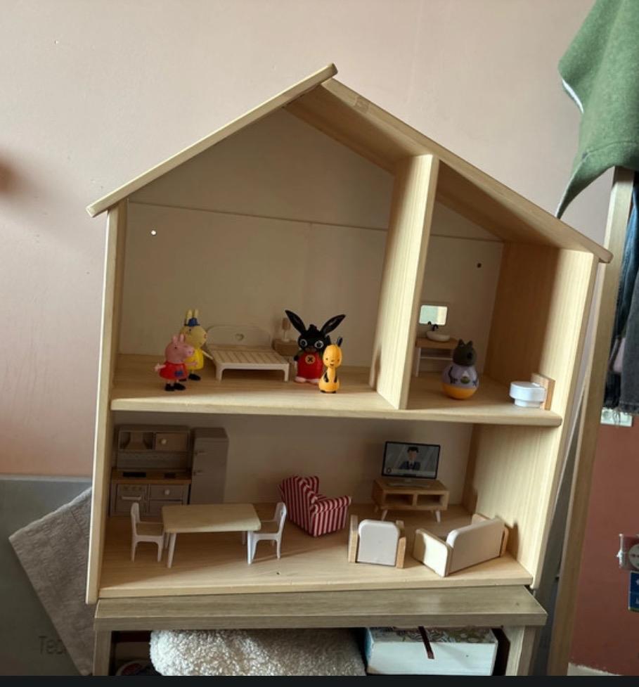 IKEA poppenhuis met meubels en poppetjes, Kinderen en Baby's, Speelgoed | Poppenhuizen, Ophalen of Verzenden, Zo goed als nieuw