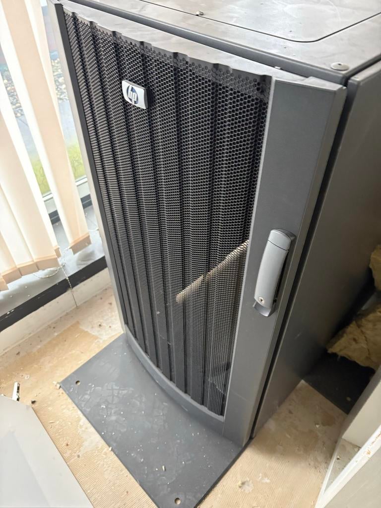 HP Serverkast - Gebruikt HP 22U Rack Enclosure, Computers en Software, Ophalen, Gebruikt, Geperforeerd, Plaatstaal