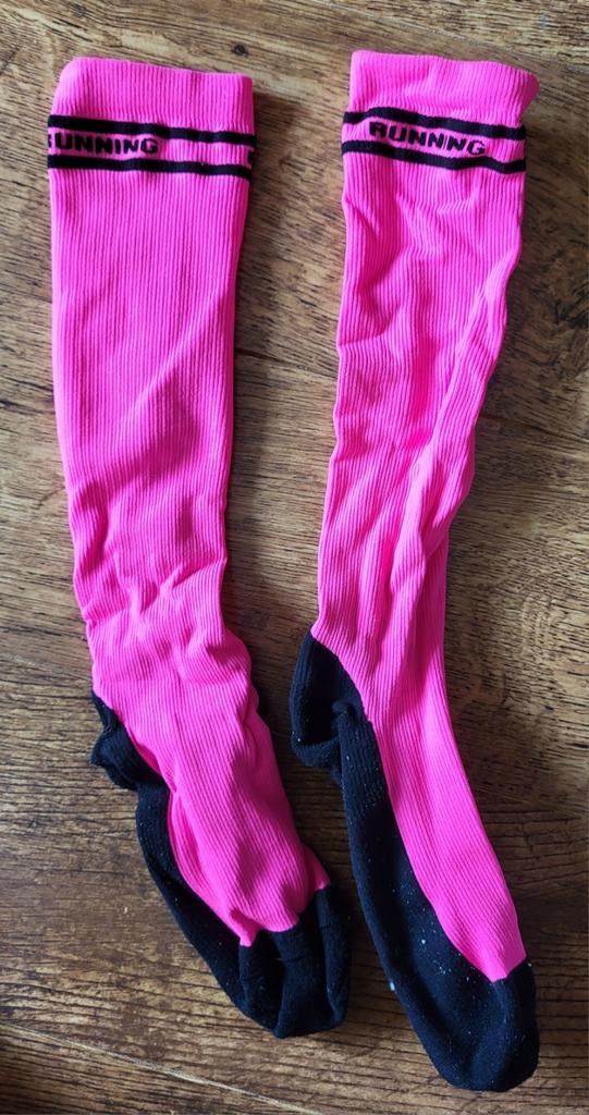 Compressie kousen knalroze met zwarte opdruk running., Maat 38/40 (M), Overige typen, Ophalen of Verzenden, Zo goed als nieuw