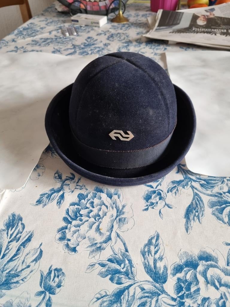 Te koop: moderne donkerblauwe NS  dames conductrice pet, Ophalen of Verzenden, Gebruikt, Trein, Overige typen