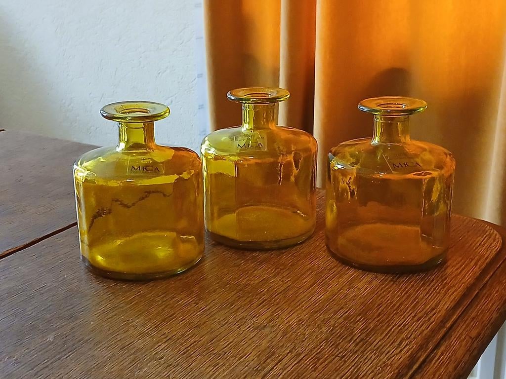 DRIE  MICA DECORATIONS VAASJES  OKERGEEL.  NIEUWSTAAT.., Huis en Inrichting, Woonaccessoires | Vazen, Geel, Ophalen of Verzenden