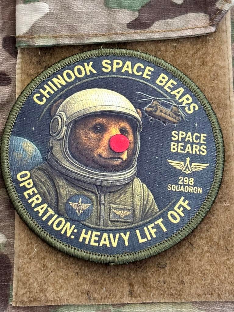 Embleem 298 SQN chinook space bears, Verzamelen, Verzenden, Luchtmacht, Nederland, Embleem of Badge
