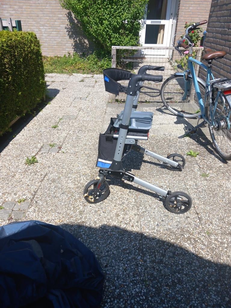Rollator merk Thuasne, Ophalen, Opvouwbaar, Zo goed als nieuw