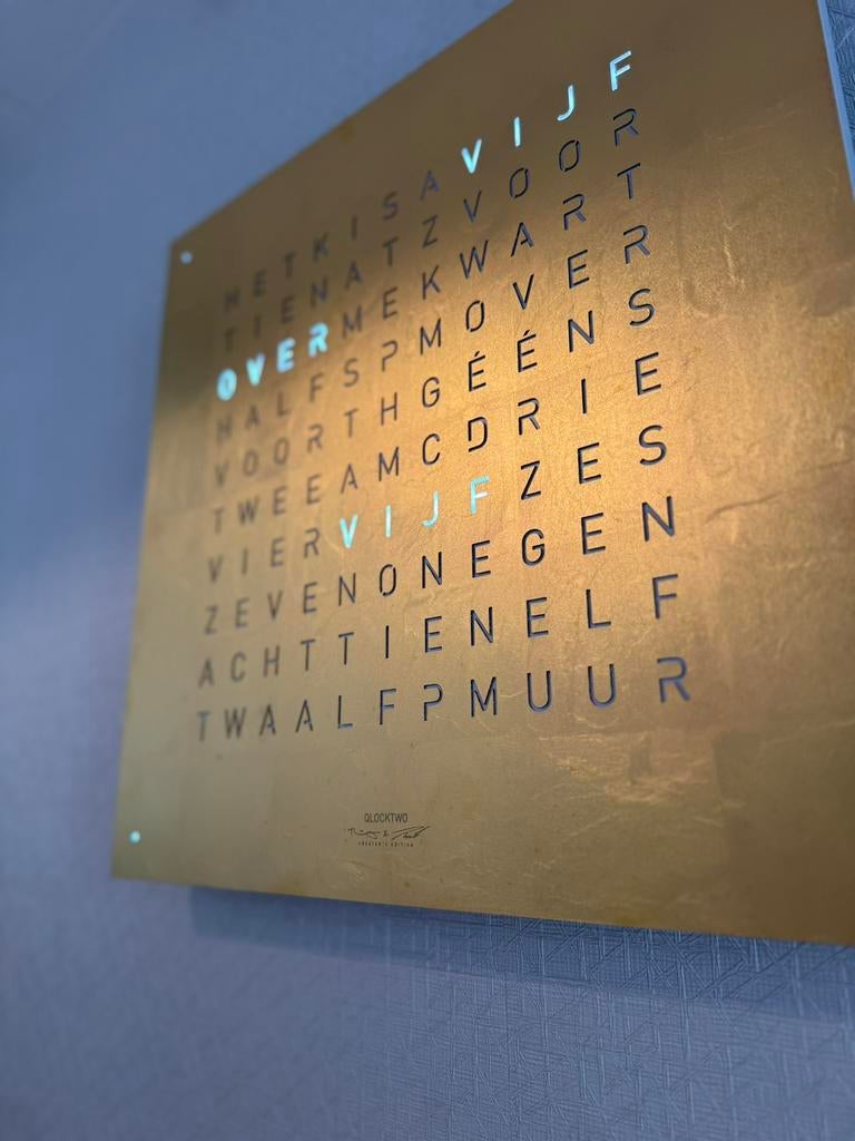 Nieuw Qlocktwo Gold Woordklok Design Klok 45 x 45, Digitaal, Nieuw, Ophalen of Verzenden, Qlocktwo