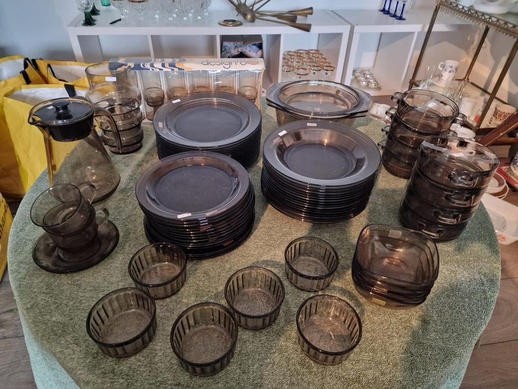 1 Grote set servies rookglas borden kommen schaaltjes kannen, Ophalen, Gebruikt, Glas, Overige stijlen