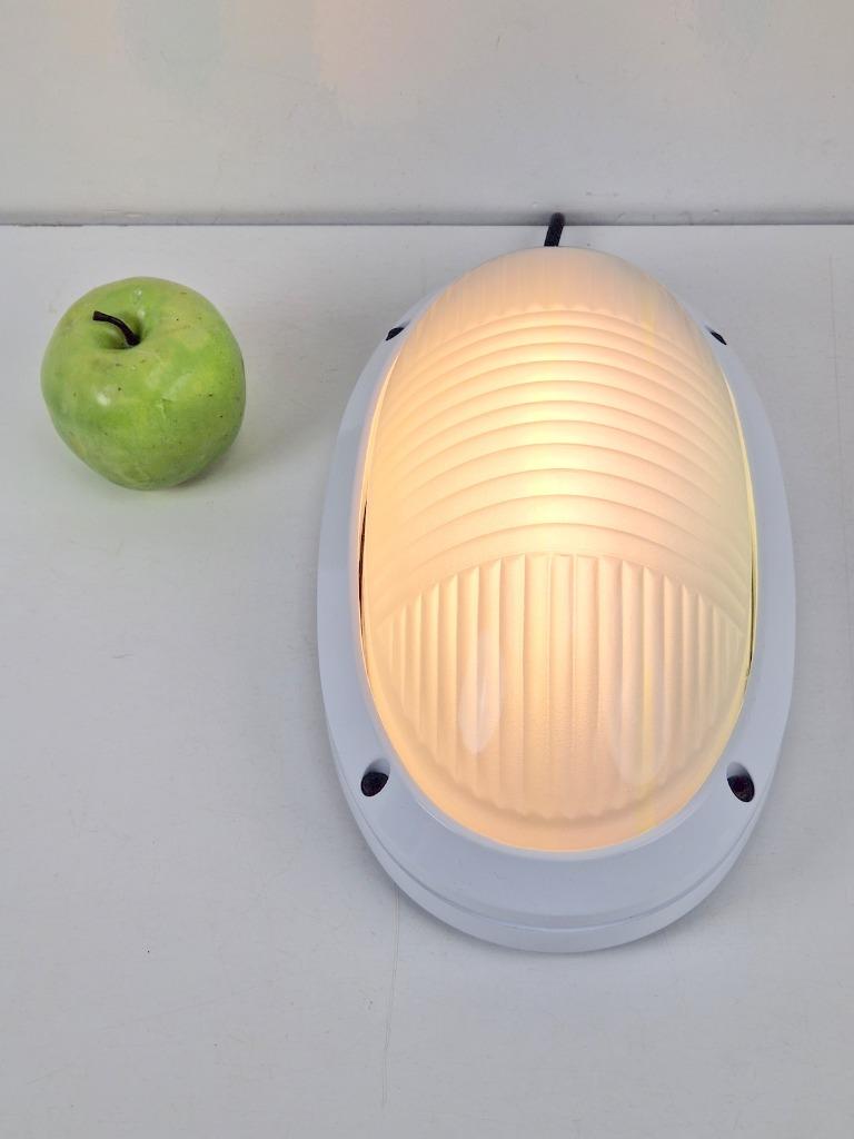 Vintage simes buitenlamp wandlamp metaal glas ’80 italy wit, Wandlamp, Ophalen of Verzenden, Netvoeding, Led