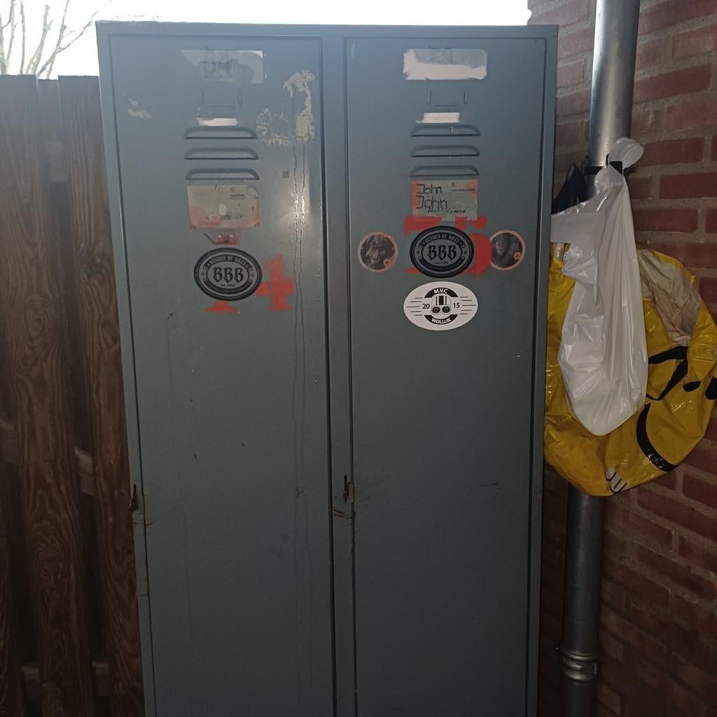 Stalen locker hangkast, Ophalen