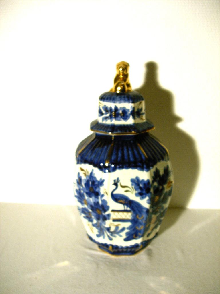 Handbeschilderde dekselvaas van Wasmuël., Blauw, Aardewerk of Porselein, Ophalen of Verzenden, Zo goed als nieuw