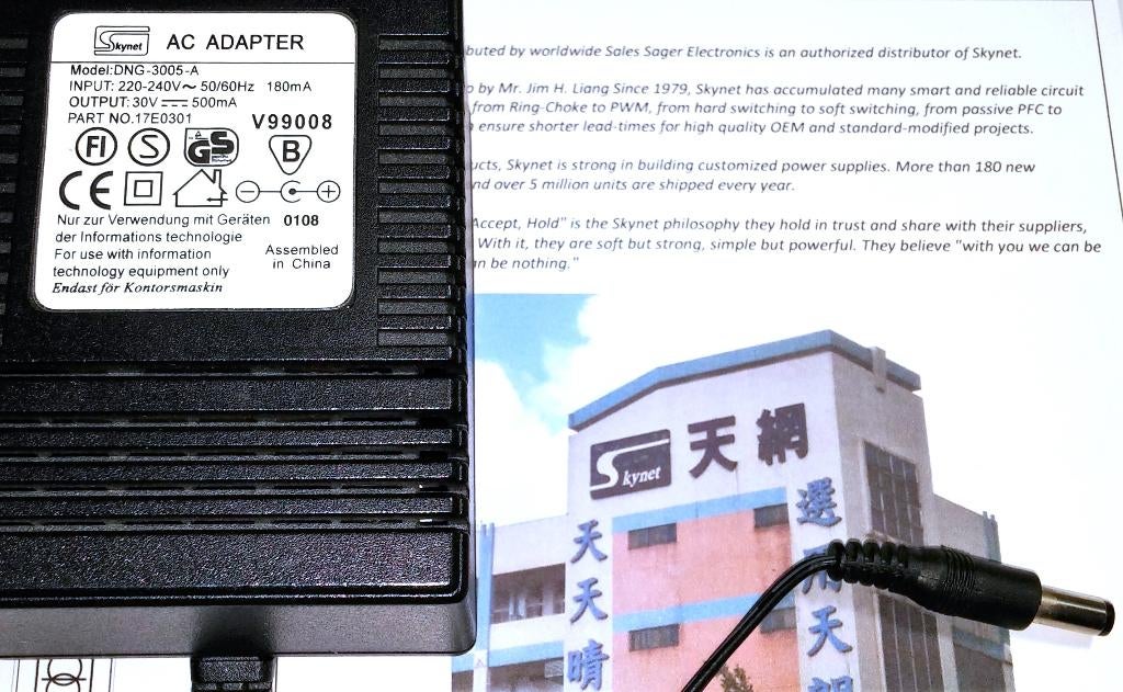 SkyNet DNG-3005A 30V 0.5A 15W Lineaire AC Adapter 2.5x5.5mm, Ophalen of Verzenden, Zo goed als nieuw