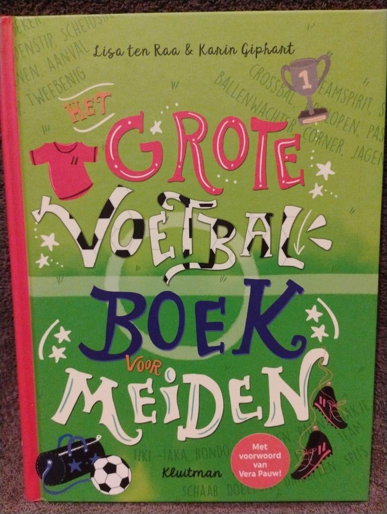 Het Grote Voetbalboek voor Meiden, Lisa ten Raa & Karin Giphart, Ophalen of Verzenden, Zo goed als nieuw, Balsport