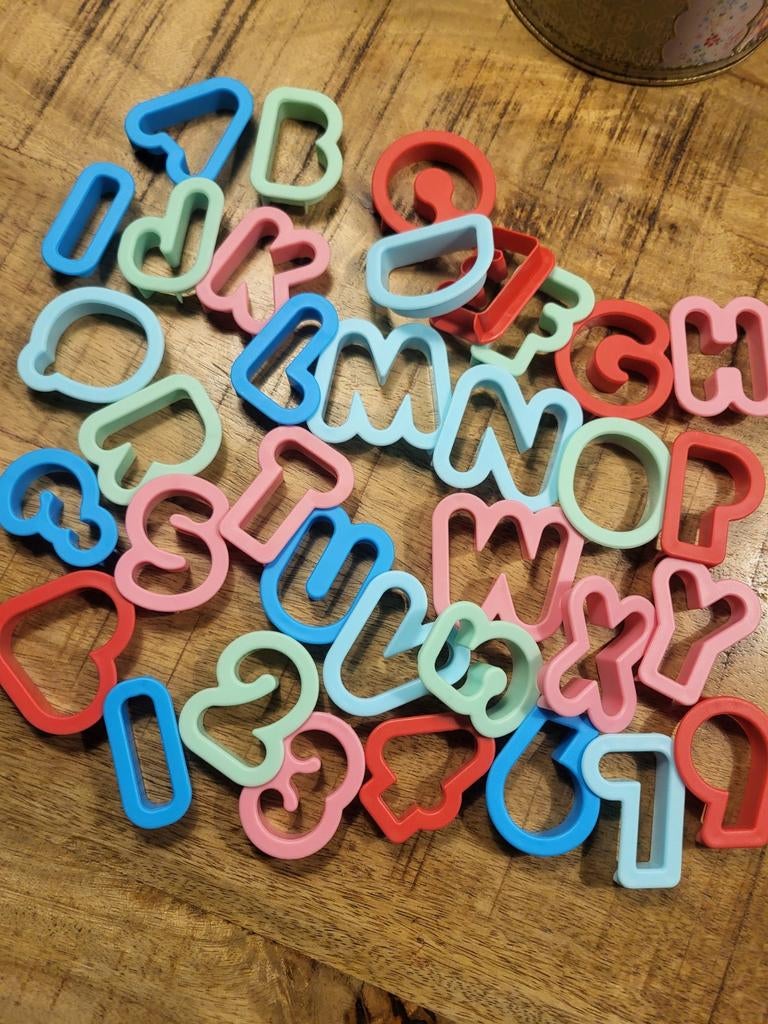 50 Koekvormpjes Letters, Cijfers en Vormen - Bakken & Kleien, Ophalen of Verzenden, Zo goed als nieuw