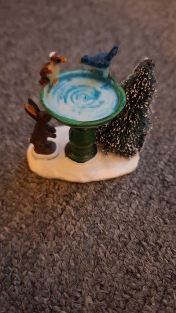 Leuk kerstdorp beeldje met vogels en konijn., Diversen, Kerst, Ophalen, Gebruikt