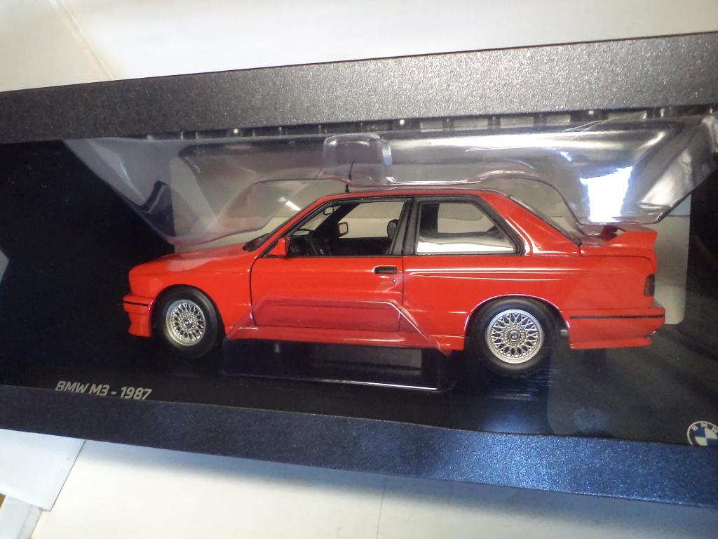 BMW M3 E30 1987 DEALERBOX MINICHAMPS, Hobby en Vrije tijd, Modelauto's | 1:18, Ophalen of Verzenden, Nieuw, Auto, MiniChamps