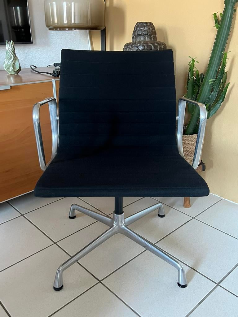 Eames EA 117 Aluminium Chair, Huis en Inrichting, Stoelen, Ophalen, Zo goed als nieuw, Zwart, Eén