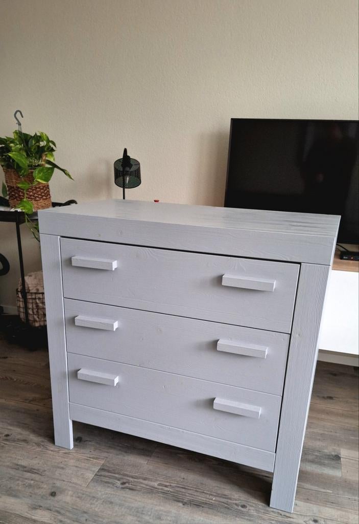 WOOOD Dennis betongrijs ladekast kast dressoir commode, Kinderen en Baby's, Kinderkamer | Commodes en Kasten, Ophalen, 50 tot 70 cm