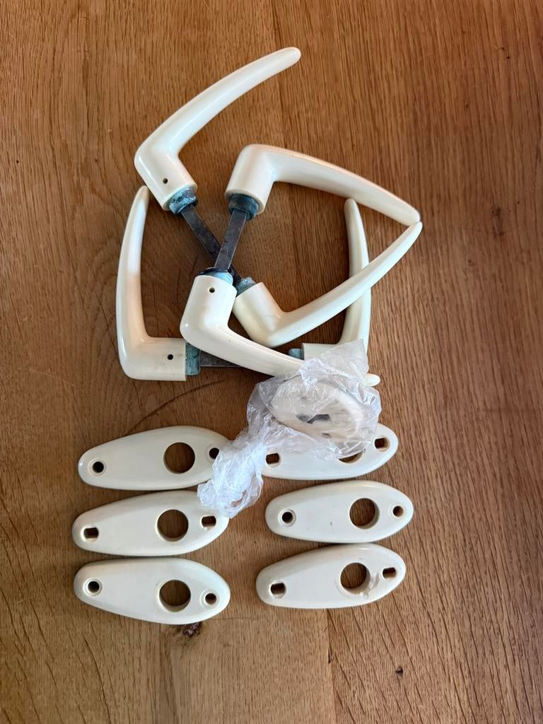 Bakeliet - witte handgrepen - zes stuks, Ophalen of Verzenden, Gebruikt, Klimsport-accessoire