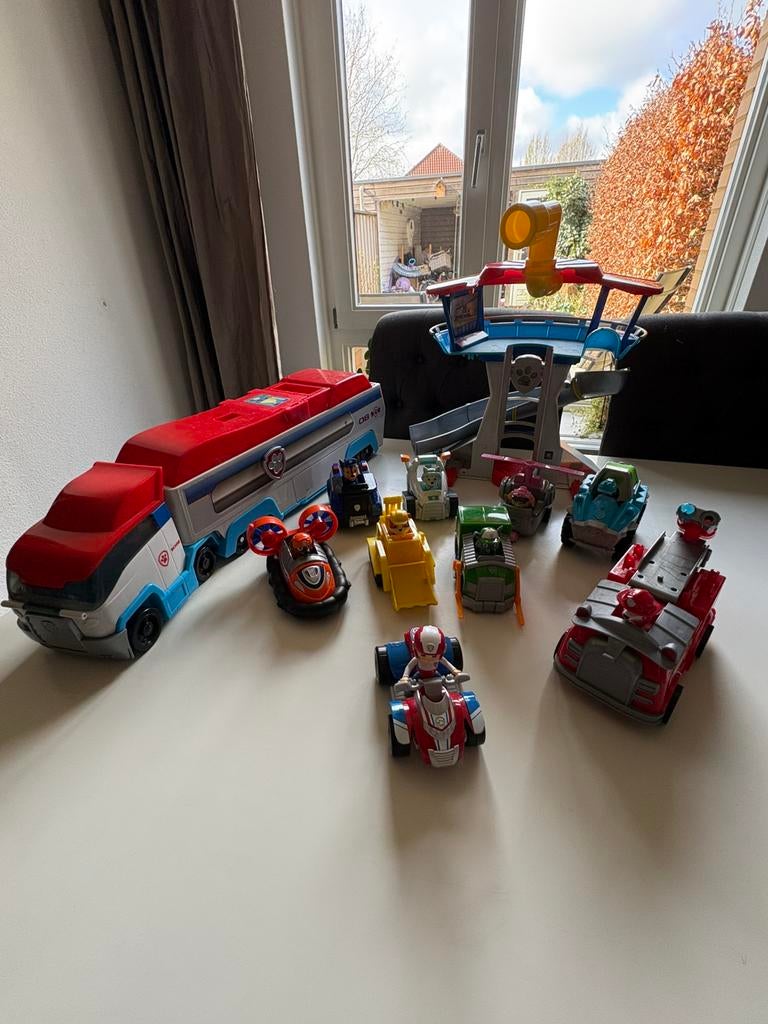 Paw patrol complete set (incl uitkijktoren en bus), Ophalen, Zo goed als nieuw