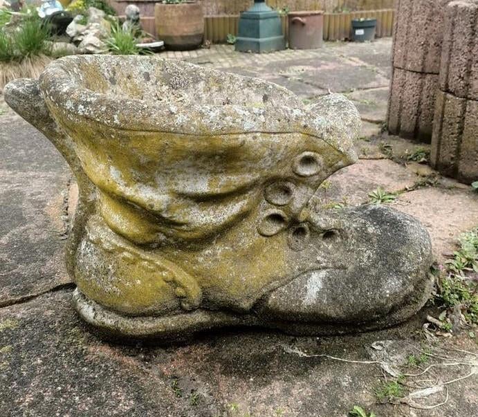 Oude betonnen plantenbak bloempot tuinbeeld schoen., Tuin en Terras, Bloembakken en Plantenbakken, Ophalen, Gebruikt, Balkon, Overige vormen