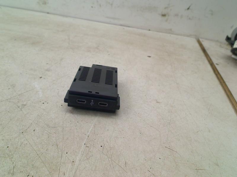 Usb Hub AUX Volkswagen Polo VI (AW1) 2023 2G6035736, Auto-onderdelen, Gebruikt, Volkswagen, Volkswagen AG, Kundenbetreuung@volkswagen.de