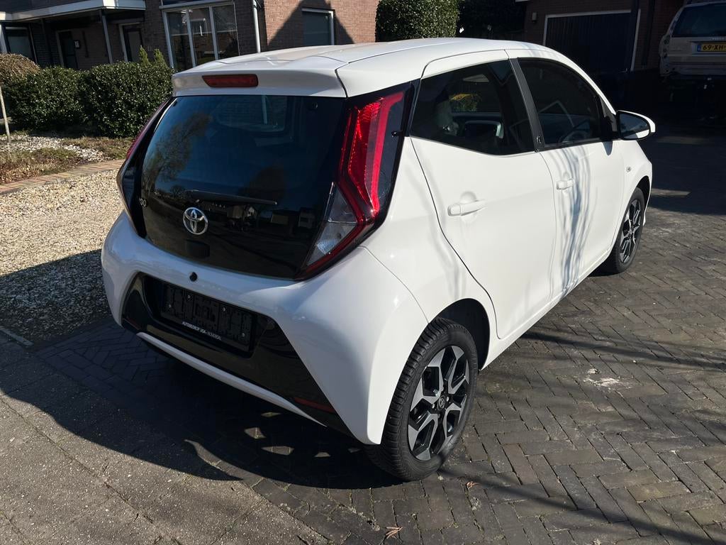 Toyota Aygo 1.0 Vvt-i Automaat X-shift 5D 2021 Wit, Auto's, Stof, 4 stoelen, Wit, 19 km/l