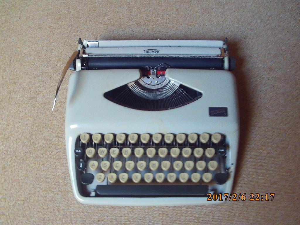 Triumph Tippa met draagkoffer., Diversen, Typemachines, Ophalen of Verzenden, Zo goed als nieuw