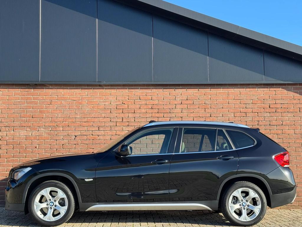 BMW X1 xDrive23d EXECUTIVE | LEDER! | PANODAK! | NAVI-PROF!, Auto's, Euro 5, 4 cilinders, 2000 kg, Zwart