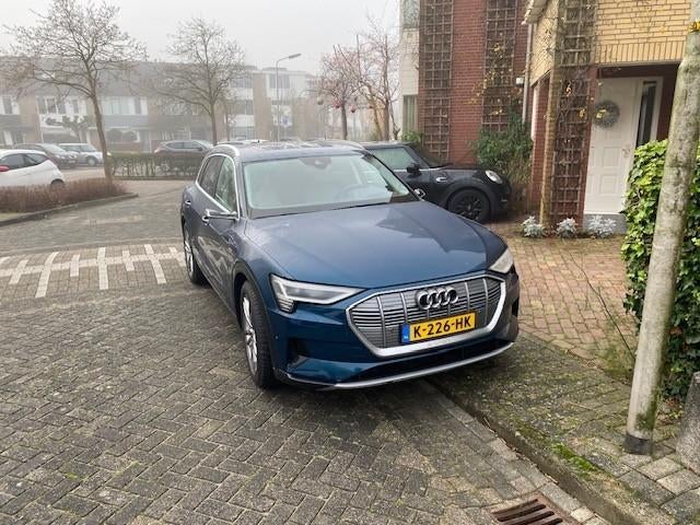 Audi e-tron E-tron 55 2018 Blauw, Auto's, Audi, Automaat, 131 €/maand, Beige, Blauw