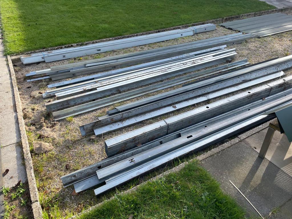 Partij metal stud, Ophalen, Zo goed als nieuw