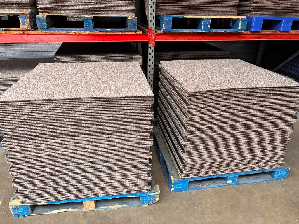 200 m2 bruine/beige tapijttegels, Ophalen, Zo goed als nieuw, Crème, Tapijttegels