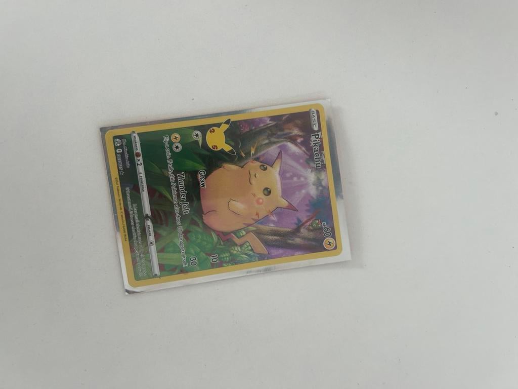 Pokemon kaart picachu Celebrations, Ophalen of Verzenden, Zo goed als nieuw, Speelkaart(en)