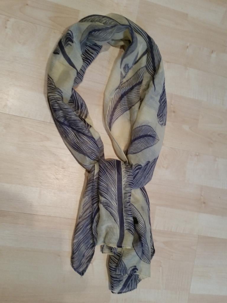 leuke sjaal met bladmotief, Ophalen of Verzenden, Zo goed als nieuw, Maat 46/48 (XL) of groter, Sjaal