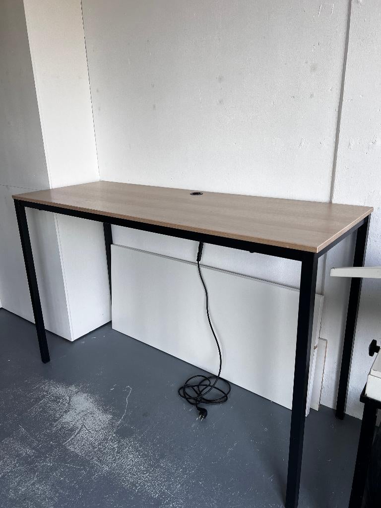 2x hoog bureau met stopcontact – 160x60x100 cm, Huis en Inrichting, Bureaus, Ophalen, Metaal, Zo goed als nieuw, Industrieel