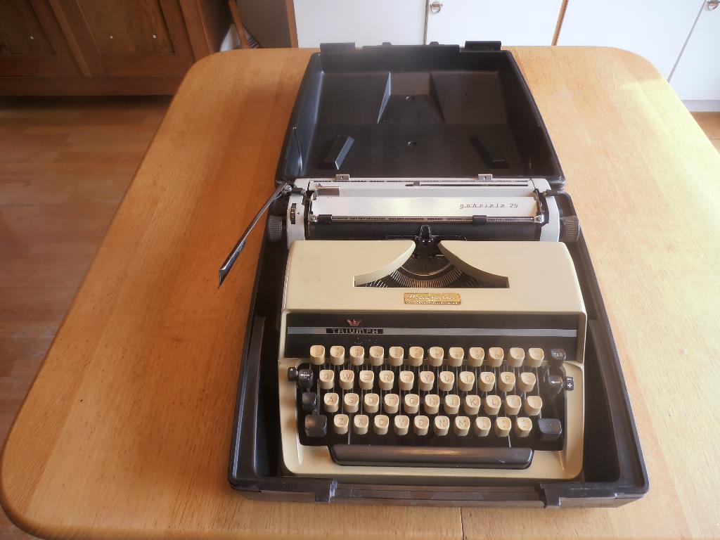 schrijfmachine Triumph Gabriele 25 crème, Diversen, Typemachines, Ophalen, Gebruikt
