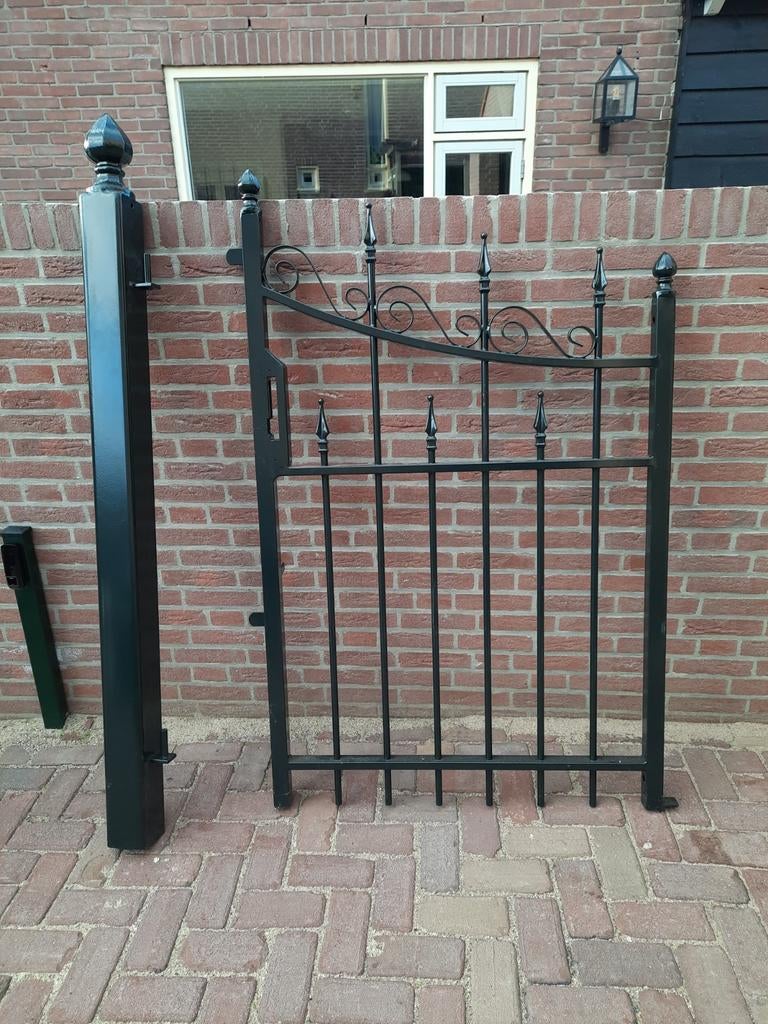 Donkergroen gepoedercoat sierhekwerk met paal, Ophalen, Met poort, Zo goed als nieuw, Sierhekwerk