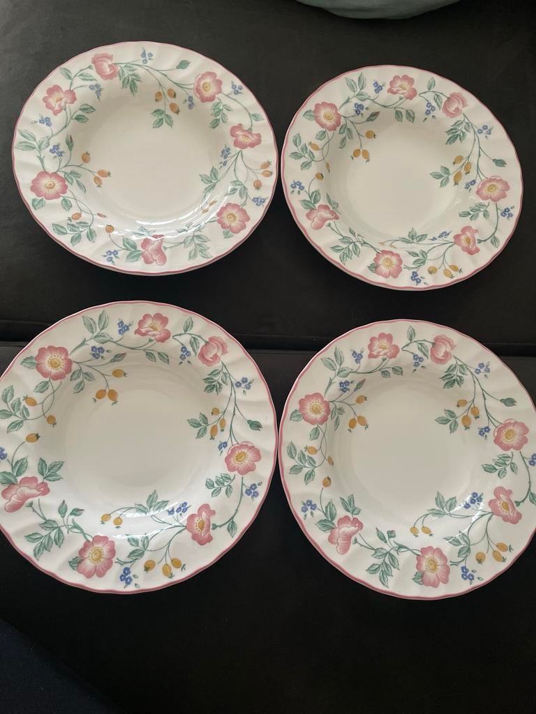 Set van 4 Churchill Briar Rose soepborden, perfecte staat, Ophalen of Verzenden, Zo goed als nieuw, Bord(en), Overige stijlen