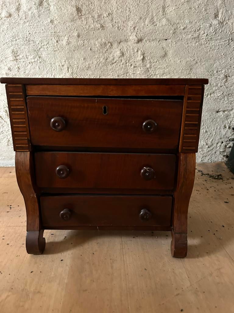 Antiek houten miniatuur ladekastje, Antiek en Kunst, Ophalen