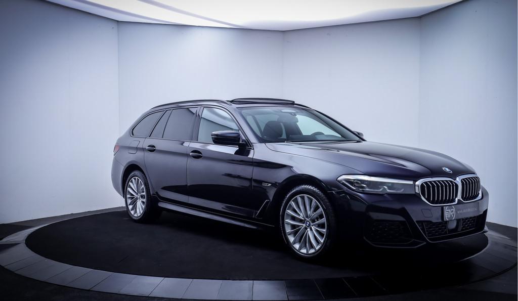 BMW 5 Serie Touring 530e M-SPORT PANO | NAVI PROF. | STUUR+S, 1998 cc, Achterwielaandrijving, Gebruikt, Zwart