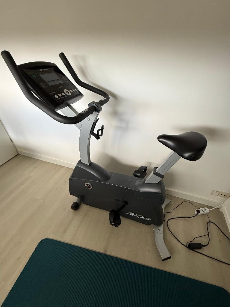 Life Fitness C1 Upright Lifecycle Exercise Bike, Ophalen, Gebruikt, Metaal, Benen