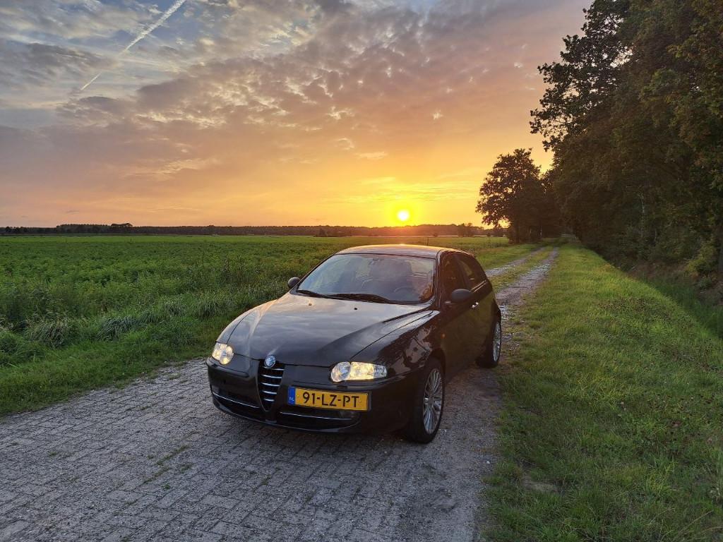 Alfa Romeo 147 1.6 T.spark 16V 88KW 5DR 2003 Zwart, Auto's, Voorwielaandrijving, 4 cilinders, 400 kg, Zwart